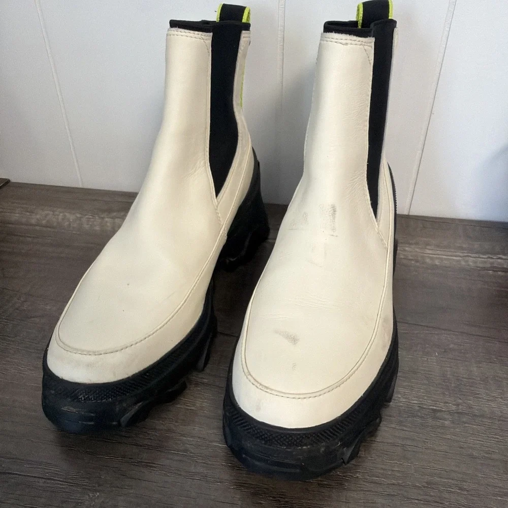 Women's Sorel Size 9 Brex Chelsea Boot Chunky Sole Waterproof White
